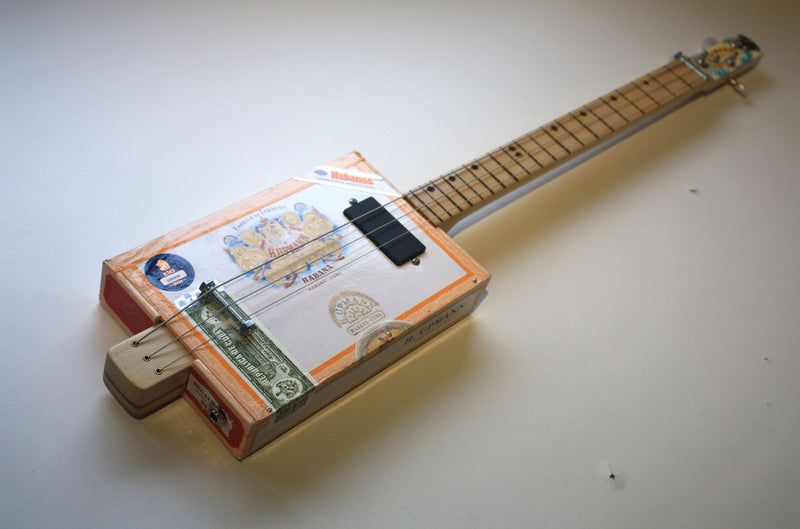 H.Upmann Fretless - Compact - 3 string cigar box guitar