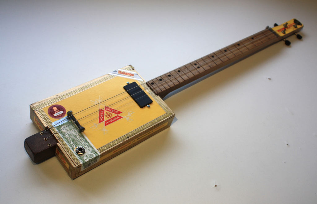 Montecristo Fretless - Compact - 3 string cigar box guitar