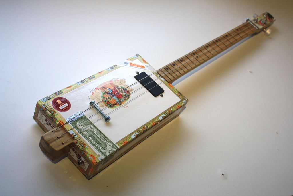 Romeo & Julieta Fretless - Compact - 3 string cigar box guitar