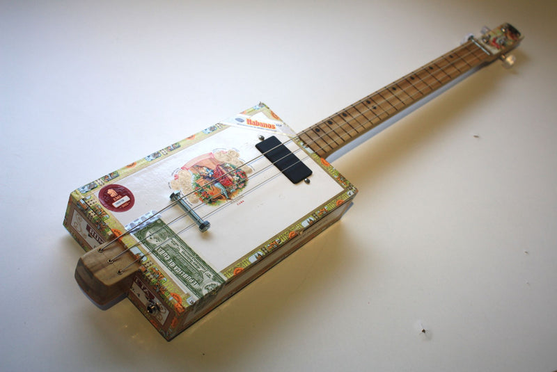Romeo & Julieta Fretless - Compact - 3 string cigar box guitar