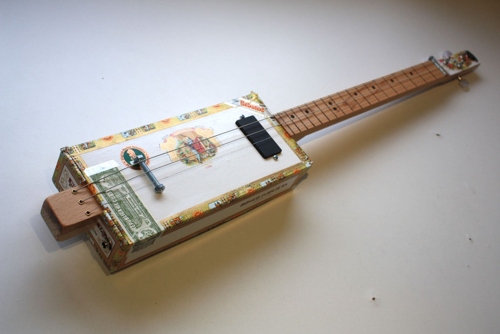Romeo & Julieta Fretless - Compact - 3 String Cigar Box Guitar