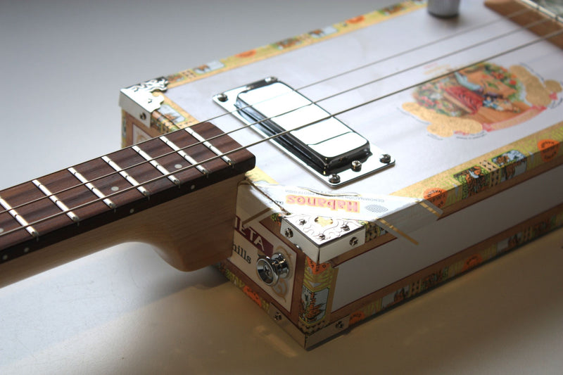 Romeo & Julieta - Humbucker - 3 String Cigar Box Guitar