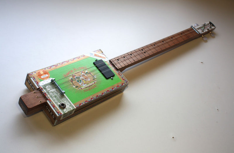 Ramon Allones Fretless - Compact - 3 string cigar box guitar