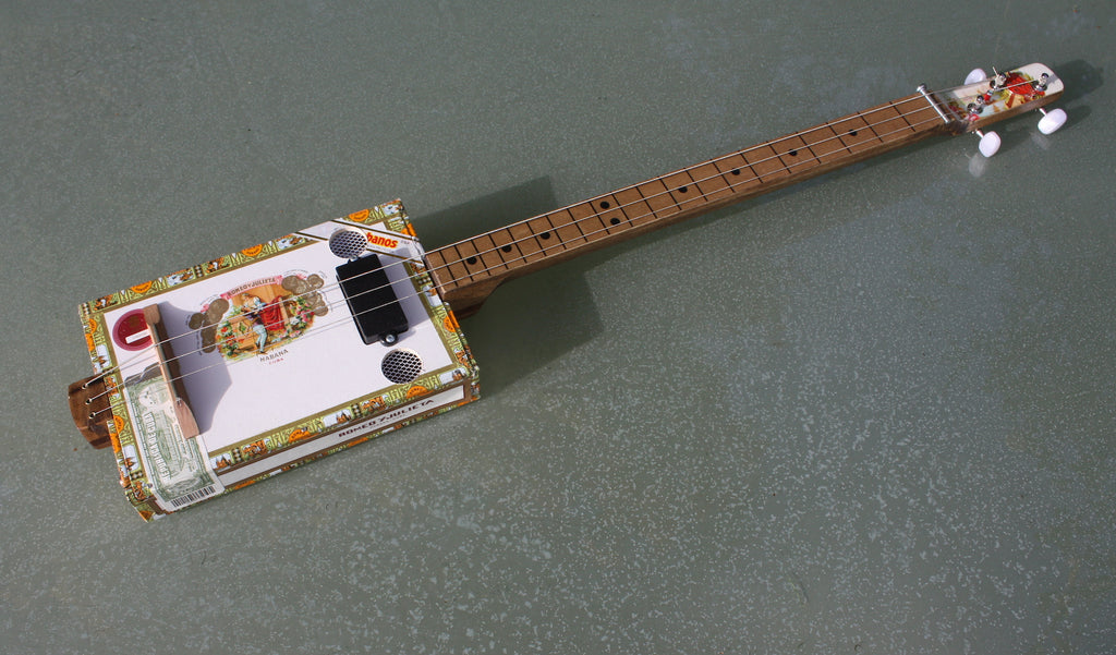 Romeo y Julieta Fretless - 3 string cigar box guitar