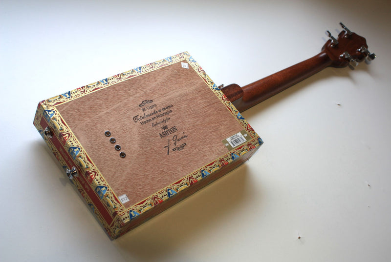 La Aroma De Cuba - 4 string cigar box tenor guitar