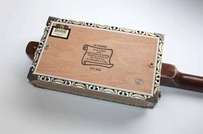 Arturo Fuente - Humbucker - 3 string cigar box guitar