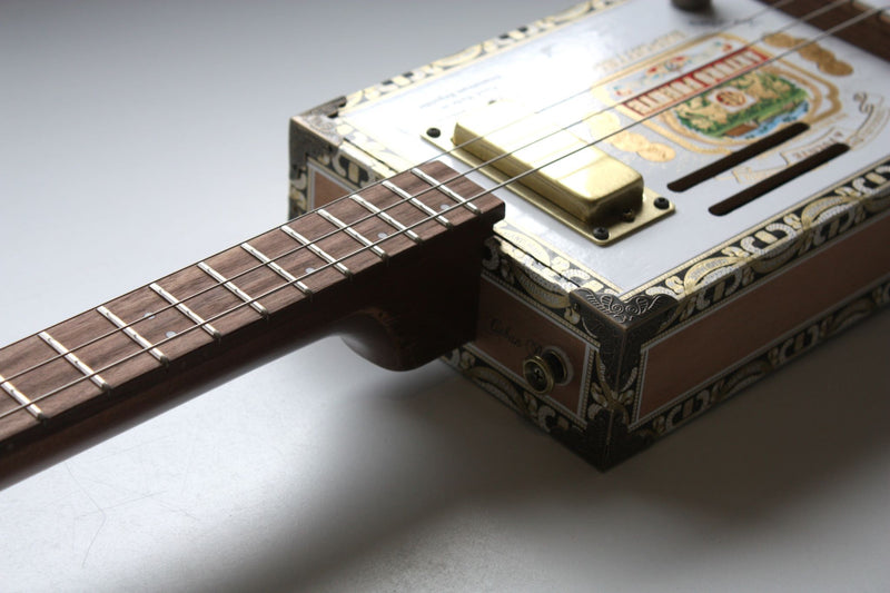 Arturo Fuente - Humbucker - 3 string cigar box guitar