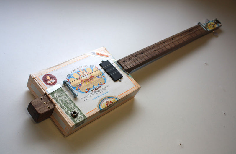 H.Upmann Fretless - Compact - 3 string cigar box guitar