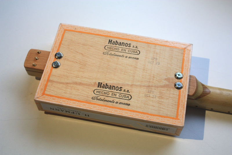 H.Upmann Fretless - Compact - 3 string cigar box guitar