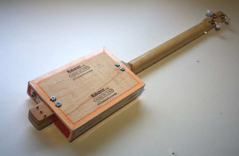H.Upmann Fretless - Compact - 3 string cigar box guitar
