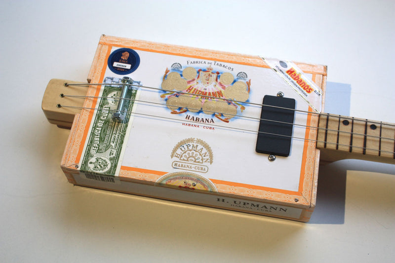 H.Upmann Fretless - Compact - 3 string cigar box guitar