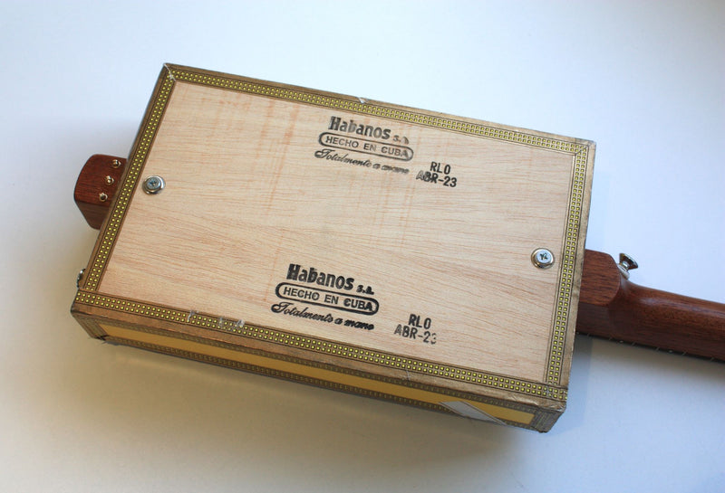 Montecristo Fretless - Compact - 3 string cigar box guitar