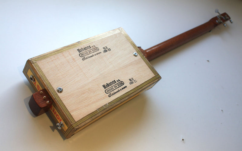 Montecristo Fretless - Compact - 3 string cigar box guitar