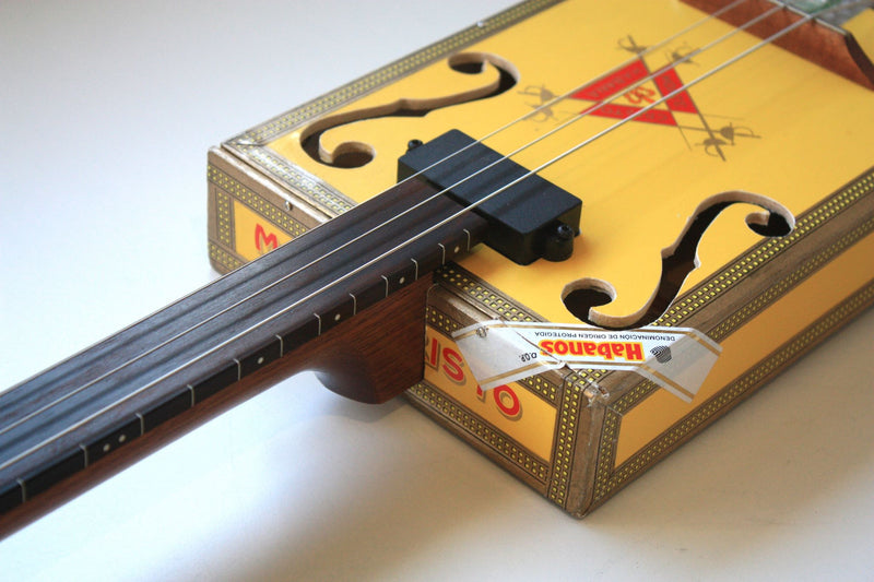 Montecristo Fretless - Compact - 3 string cigar box guitar