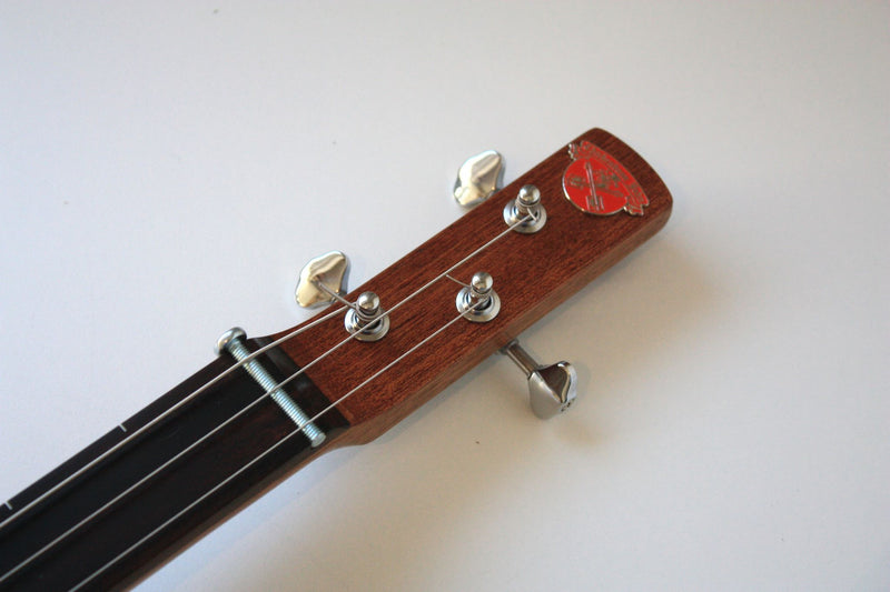 Montecristo Fretless - Compact - 3 string cigar box guitar