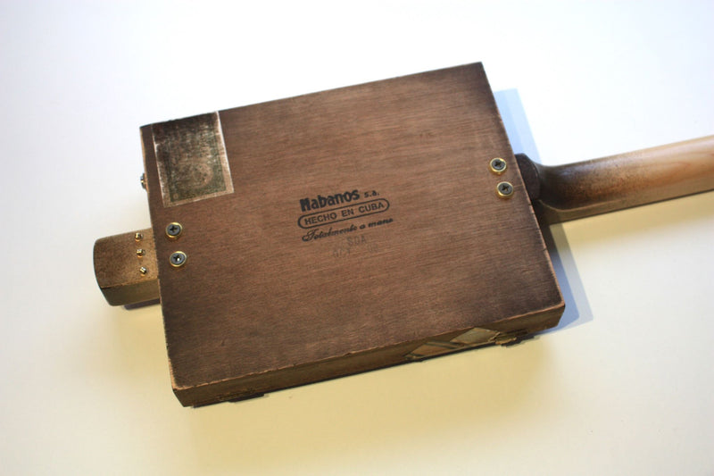 Montecristo (Dark Oak) Shortscale Fretless - 3 string cigar box guitar