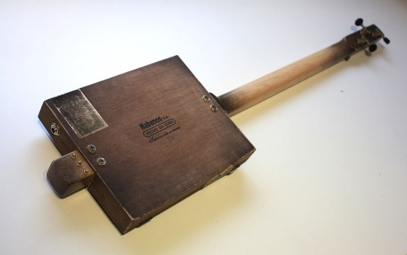 Montecristo (Dark Oak) Shortscale Fretless - 3 string cigar box guitar