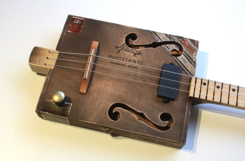Montecristo (Dark Oak) Shortscale Fretless - 3 string cigar box guitar