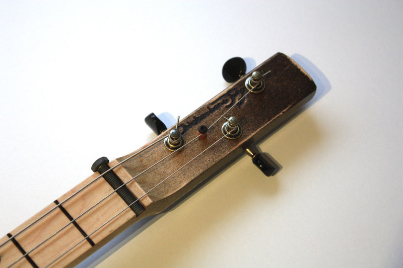 Montecristo (Dark Oak) Shortscale Fretless - 3 string cigar box guitar