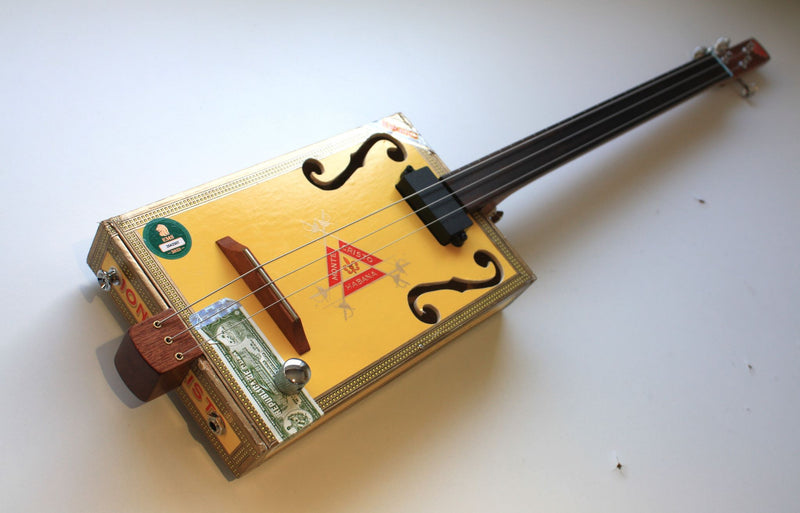 Montecristo Fretless - Compact - 3 string cigar box guitar