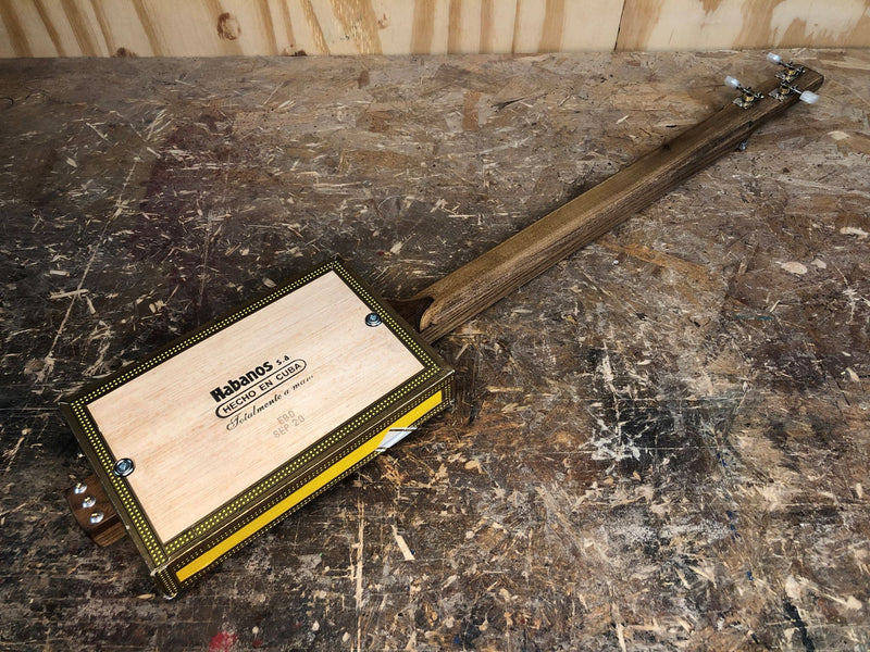 Montecristo Fretless - 3 string cigar box guitar