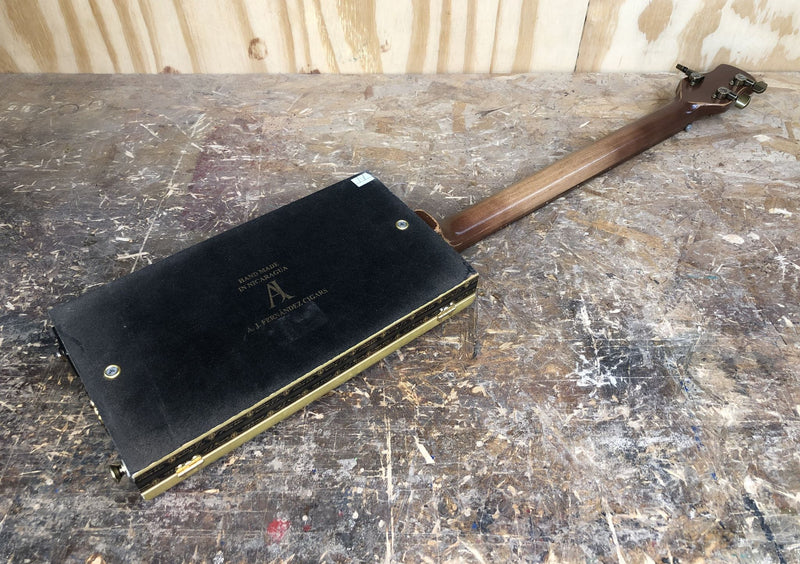 New World - Humbucker - 3 string cigar box guitar