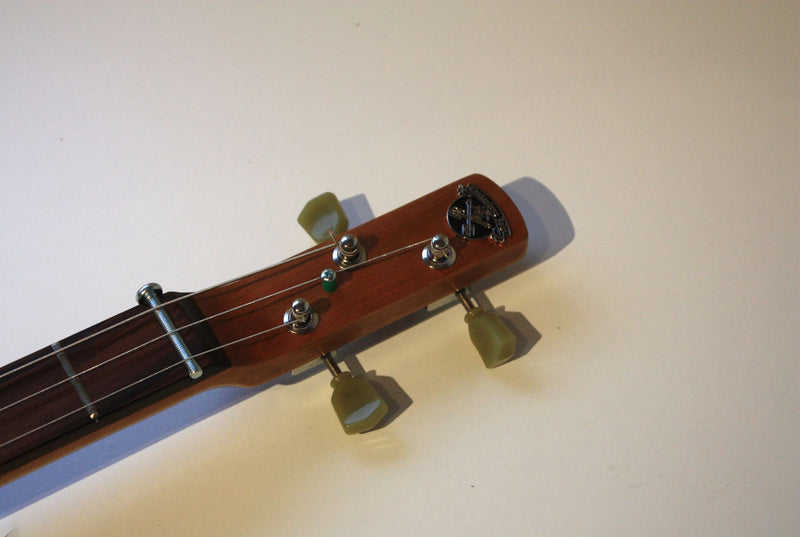 New World - Compact - 3 string cigar box guitar