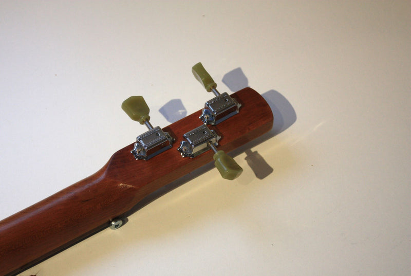 New World - Compact - 3 string cigar box guitar