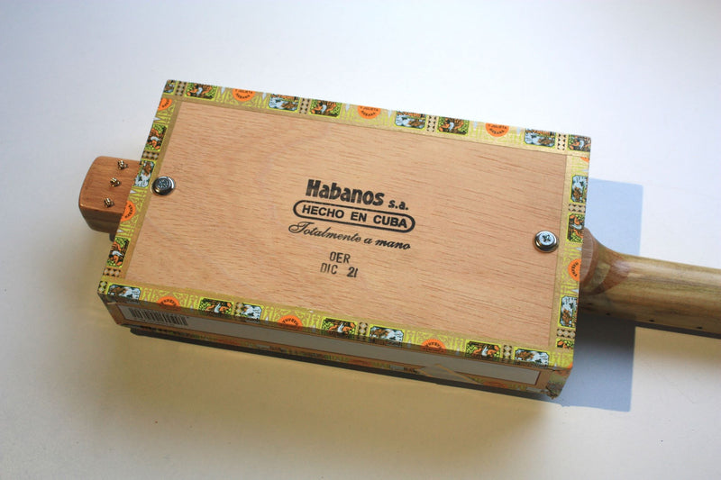 Romeo & Julieta Fretless - Compact - 3 string cigar box guitar