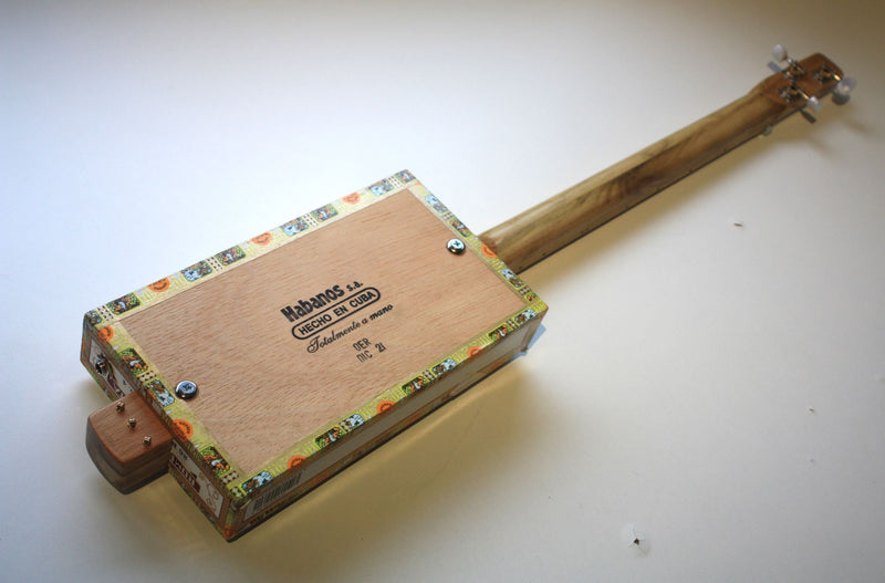 Romeo & Julieta Fretless - Compact - 3 string cigar box guitar