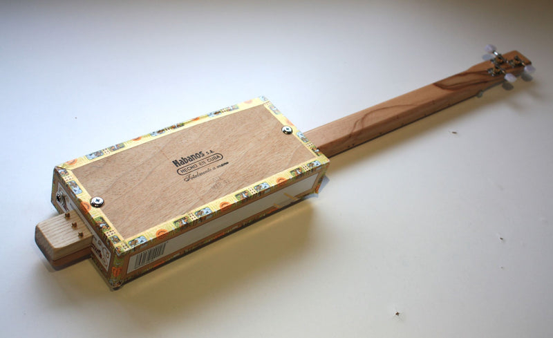 Romeo & Julieta Fretless - Compact - 3 String Cigar Box Guitar