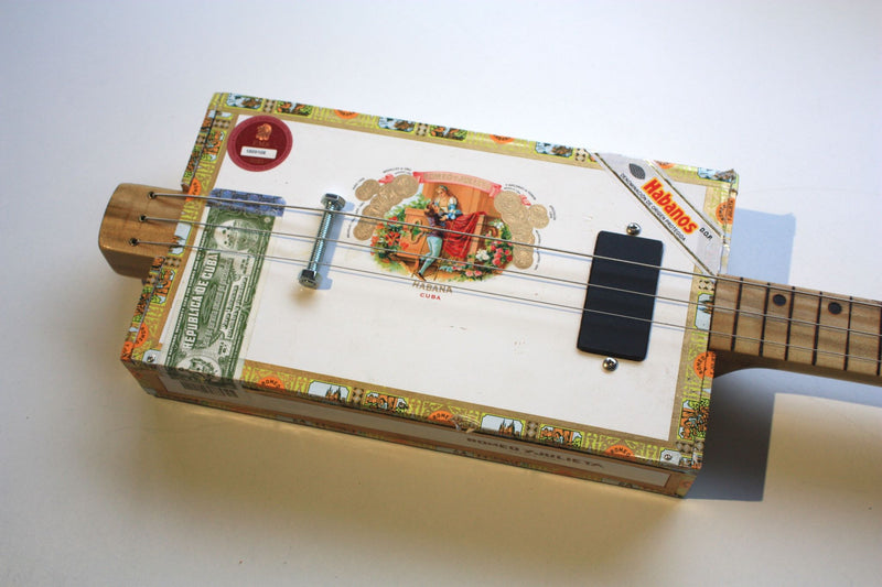 Romeo & Julieta Fretless - Compact - 3 string cigar box guitar