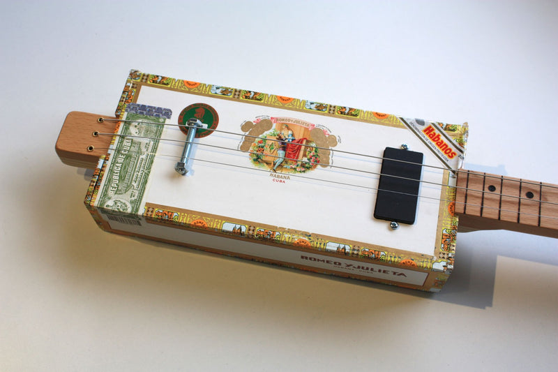 Romeo & Julieta Fretless - Compact - 3 String Cigar Box Guitar