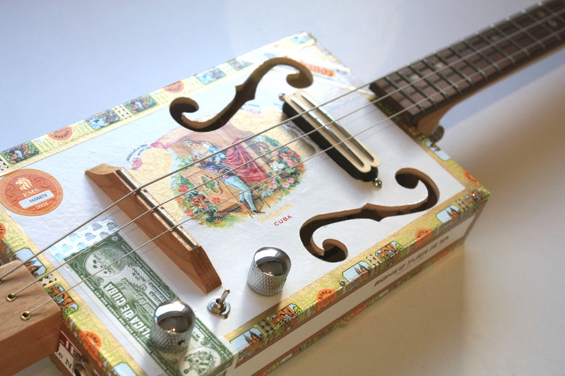 Romeo & Julieta Railhumbucker - 3 String Cigar Box Guitar