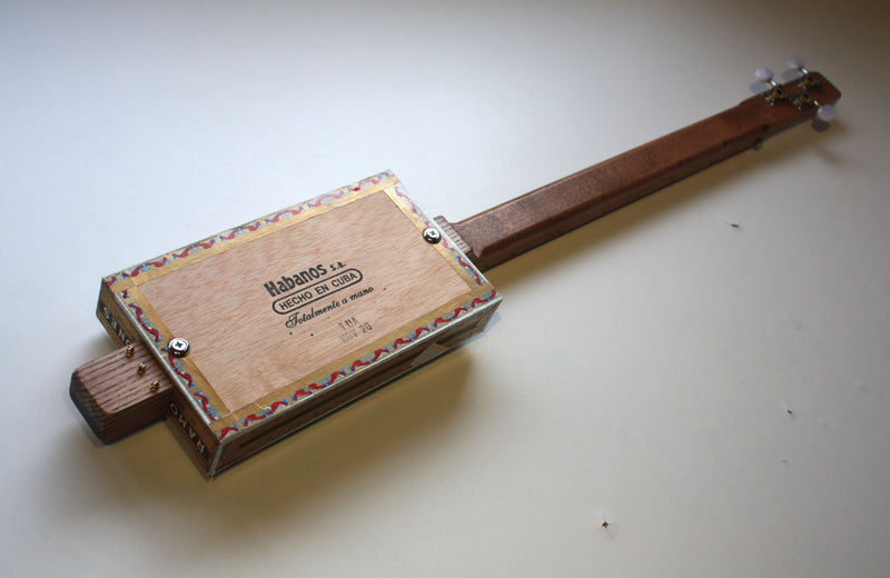 Ramon Allones Fretless - Compact - 3 string cigar box guitar