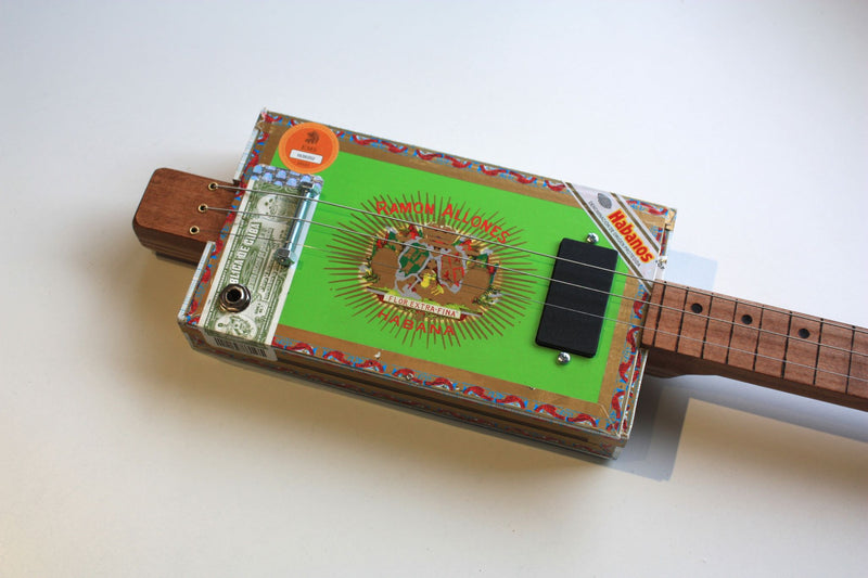 Ramon Allones Fretless - Compact - 3 string cigar box guitar