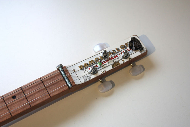 Ramon Allones Fretless - Compact - 3 string cigar box guitar