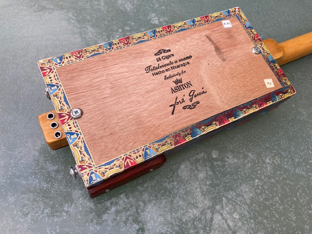 PRE OWNED Aroma de Cuba - humbucker pickup - 3 String Cigar Box Guitar + gig bag
