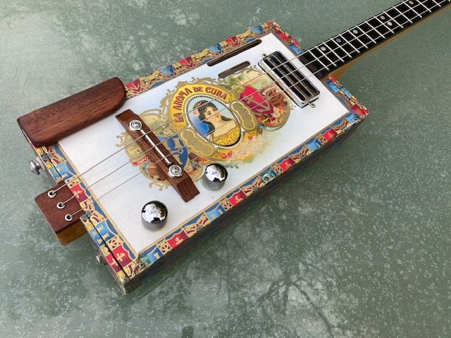 PRE OWNED Aroma de Cuba - humbucker pickup - 3 String Cigar Box Guitar + gig bag