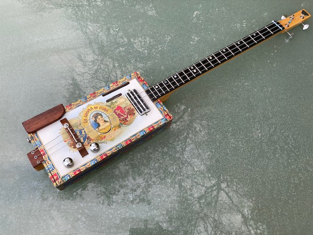 PRE OWNED Aroma de Cuba - humbucker pickup - 3 String Cigar Box Guitar + gig bag