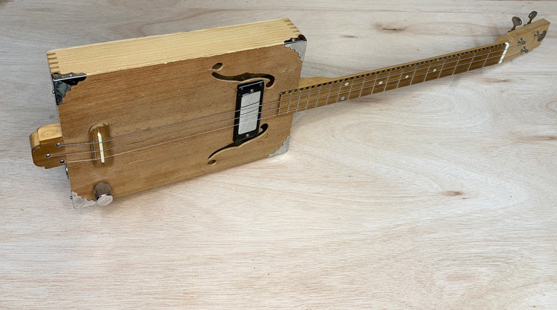 PRE-OWNED Drummond & Hammett 3 string Humbucker cigar box gutar