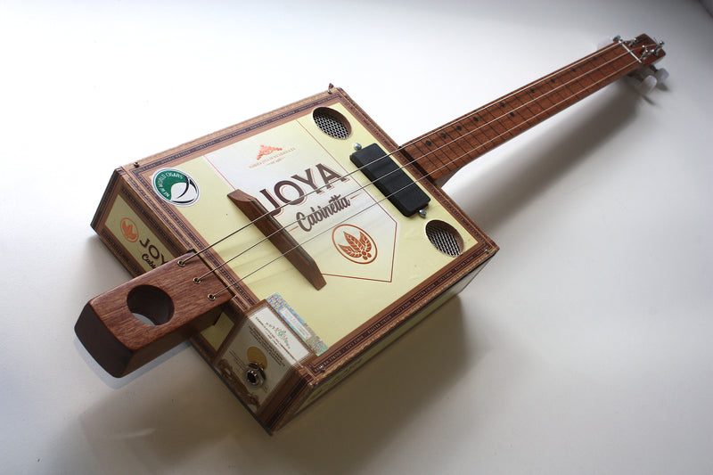 Joya fretless - short scale 3 string cigar box guitar