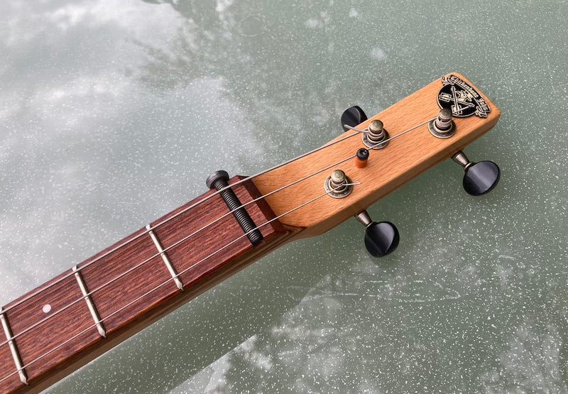Montecristo Linea,  compact pickup, short scale - 3 String Cigar Box Guitar