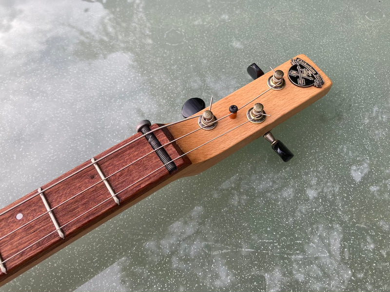 Quai d'Orsay,  compact pickup, short scale - 3 String Cigar Box Guitar