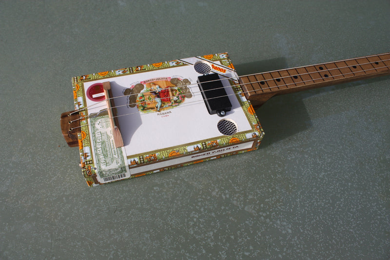 Romeo y Julieta Fretless - 3 string cigar box guitar