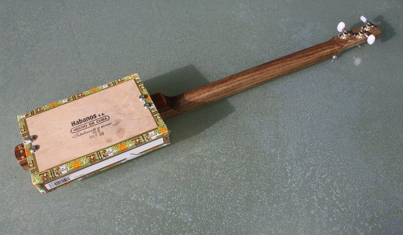 Romeo y Julieta Fretless - 3 string cigar box guitar