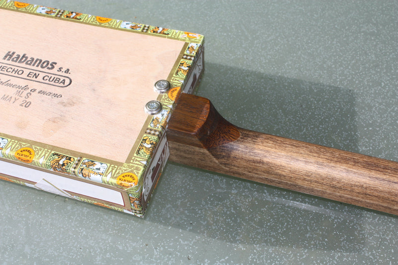 Romeo y Julieta Fretless - 3 string cigar box guitar