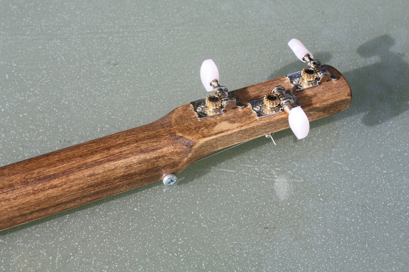 Romeo y Julieta Fretless - 3 string cigar box guitar