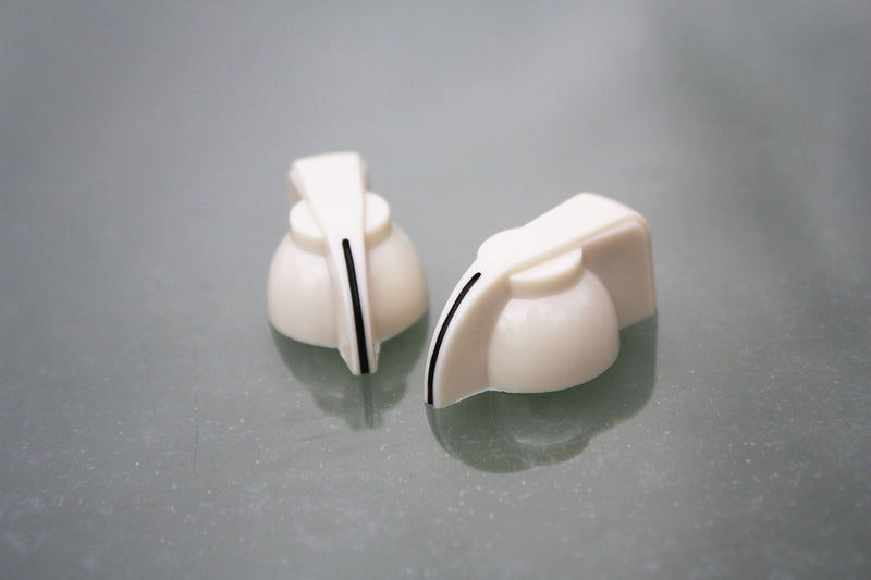 Chickenhead control knobs in cream, pair.